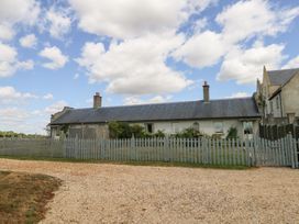 A house with a fenced yard at Mappowder Cottage in Buckland Newton near Dorchester
