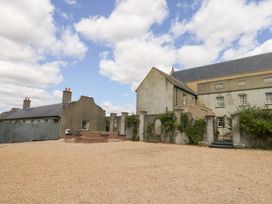 An outdoor space with a house and gravel at Maple Cottage in Buckland Newton near Dorchester