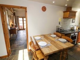 A kitchen with a dining table and chairs in Robbie's Barn Fulready near Stratford-upon-Avon