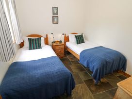 A bedroom with two single beds at Robbie's Barn Fulready near Stratford-upon-Avon