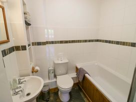 A bathroom with a sink, toilet, and bathtub at Robbie's Barn Fulready near Stratford-upon-Avon