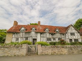 A house with wooden beams and a gate at Robbie's Barn Fulready near Stratford-upon-Avon