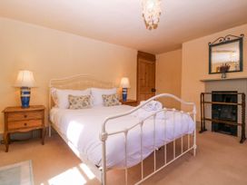 A bedroom with a bed and lamps at Elm View in Chipping Campden