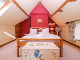 A bedroom with a bed and storage box at Elm View in Chipping Campden