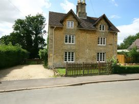 A house with a fence and driveway at Elm View in Chipping Campden