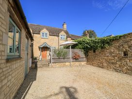An outdoor area with a house and fence at Fairview Cottage in Milton-Under-Wychwood