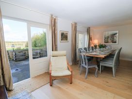 A dining room with a table and chairs at Fairview Cottage in Milton-Under-Wychwood