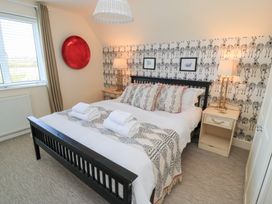 A bedroom with a bed and bedside lamps at Fairview Cottage Milton-Under-Wychwood