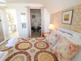 A bedroom with a bed and adjoining rooms at Fairview Cottage in Milton-Under-Wychwood
