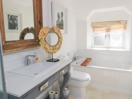 A bathroom with a sink, toilet, and bathtub at Fairview Cottage in Milton-Under-Wychwood