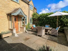 A patio with a table and chairs at Fairview Cottage in Milton-Under-Wychwood