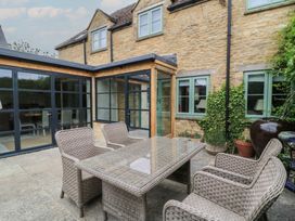 An outdoor seating area with a table and chairs at Fairview Cottage in Milton-Under-Wychwood