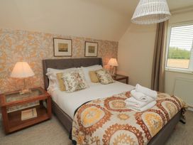 A bedroom with a bed and bedside lamps at Fairview Cottage in Milton-Under-Wychwood