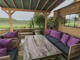 A garden sitting area with seating and table at Fairview Cottage in Milton-Under-Wychwood