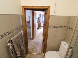 A bathroom with a toilet and towel at Elmhurst Cottage in Lower Quinton