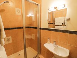 A bathroom with a shower and sink at Elmhurst Cottage in Lower Quinton