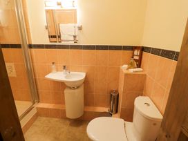 A bathroom with a shower, sink, and toilet at Elmhurst Cottage in Lower Quinton