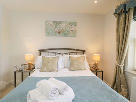 A bedroom with a bed and lamps at Church View in Bourton-On-The-Water