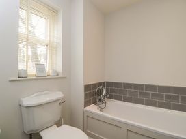 A bathroom with a bathtub and toilet at Church View in Bourton-On-The-Water