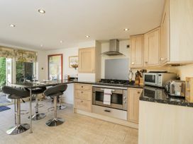 A kitchen with a dining area at The Old Reading Room Bledington near Stow-on-the-Wold