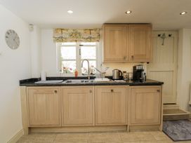 A kitchen with cabinets and appliances at The Old Reading Room Bledington near Stow-on-the-Wold