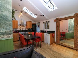 A kitchen with a dining table and chairs at The Linhay in Little Coxwell near Faringdon