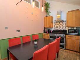 A kitchen with a dining table and chairs at The Linhay in Little Coxwell near Faringdon