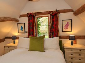 A bedroom with a bed and bedside tables at The Linhay Little Coxwell near Faringdon