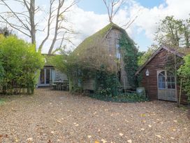 An outdoor area with a gravel driveway and trees at The Linhay in Little Coxwell near Faringdon