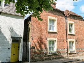 A house with a yellow door and windows at Rojoy in Salisbury