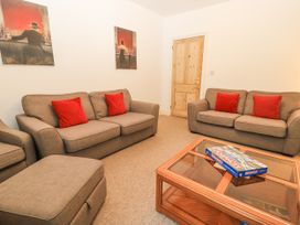 A living room with a coffee table and sofas at Rojoy in Salisbury