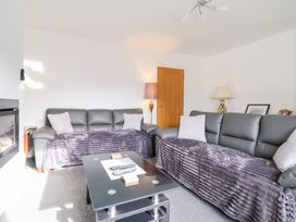 A living room with sofas and a coffee table at Arnant in Dolgellau