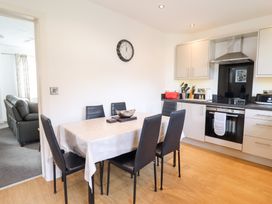 A dining room with a table and chairs at Arnant in Dolgellau