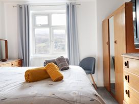 A bedroom with towels on a bed at Arnant in Dolgellau