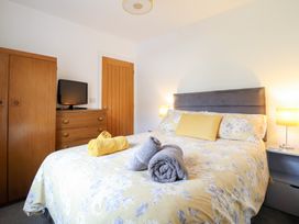 A bedroom with a bed and furniture at Arnant in Dolgellau