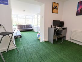 A snug with a computer and desk at Talgais Llangollen