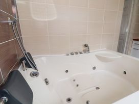 A bathtub with a faucet and showerhead in Talgais Llangollen
