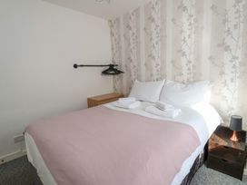 A bedroom with a bed and towels at Talgais in Llangollen