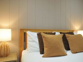 A bedroom with bed and lamps at 6 Hedgerows in Lanreath