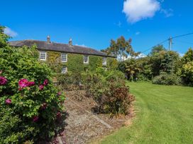 A garden with a house and flowers at Cairbre House Dungarvan, County Waterford