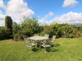 A garden with a table and chairs at Cairbre House, Dungarvan, County Waterford