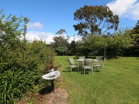 A garden with a table and chairs at Cairbre House Dungarvan, County Waterford