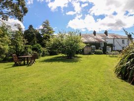 A garden with a table and chairs at Cairbre House Dungarvan, County Waterford