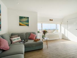A living room with a sofa and coffee table at Chi An Mor in Porth