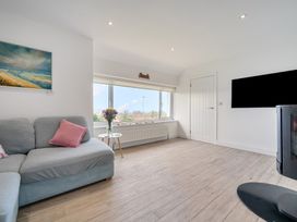 A living room with a sofa and television at Chi An Mor in Porth
