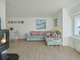 A living room with a sofa and table at Chi An Mor in Porth