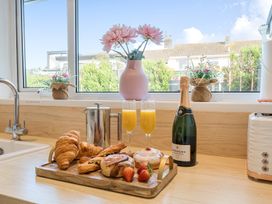 A kitchen with pastries and drinks on a table at Chi An Mor in Porth
