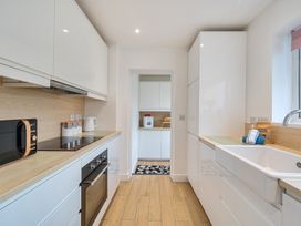 A kitchen with appliances and storage at Chi An Mor in Porth