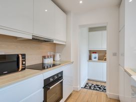 A kitchen with microwave, oven and kettle at Chi An Mor in Porth