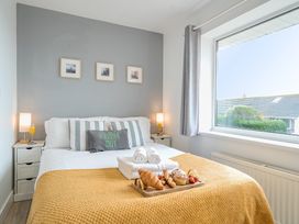 A bedroom with a bed and breakfast items at Chi An Mor in Porth